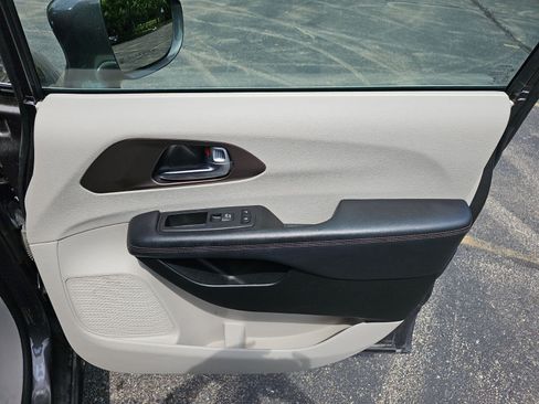 Used 2019 Chrysler Pacifica Touring-L Plus w/ Advanced Safetytec Group FWD image 15