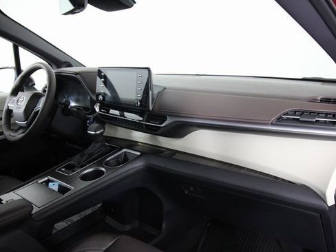 Used 2024 Toyota Sienna Platinum image 22