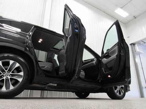 Used 2022 Toyota Highlander XLE AWD/4WD image 16