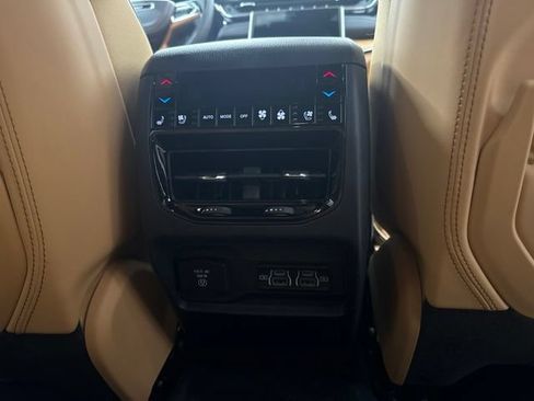 Used 2025 Jeep Grand Cherokee Summit AWD/4WD image 22