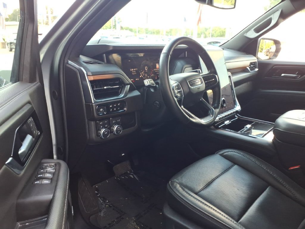 Used 2025 GMC Yukon XL Denali AWD/4WD image 6