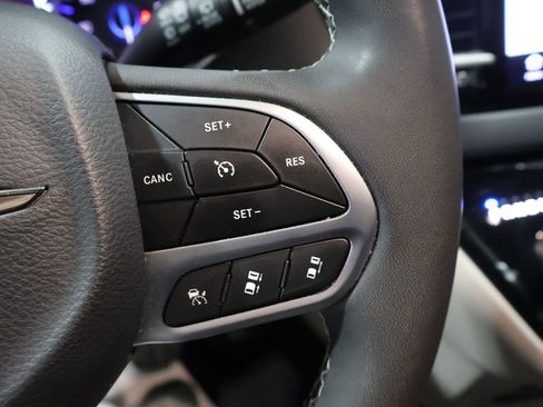 Certified 2024 Chrysler Pacifica Touring-L image 34