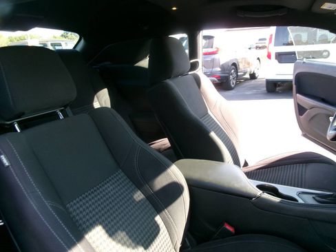 Used 2015 Dodge Challenger SXT image 18