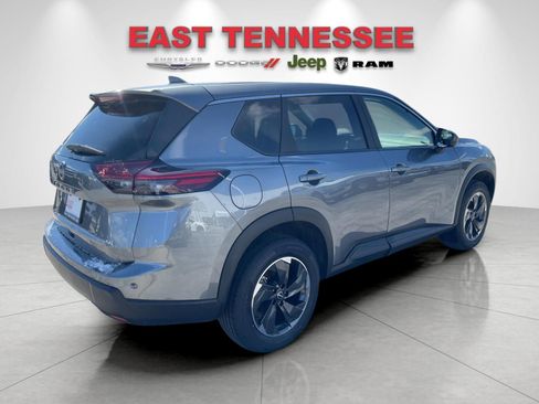 Used 2025 Nissan Rogue SV image 3