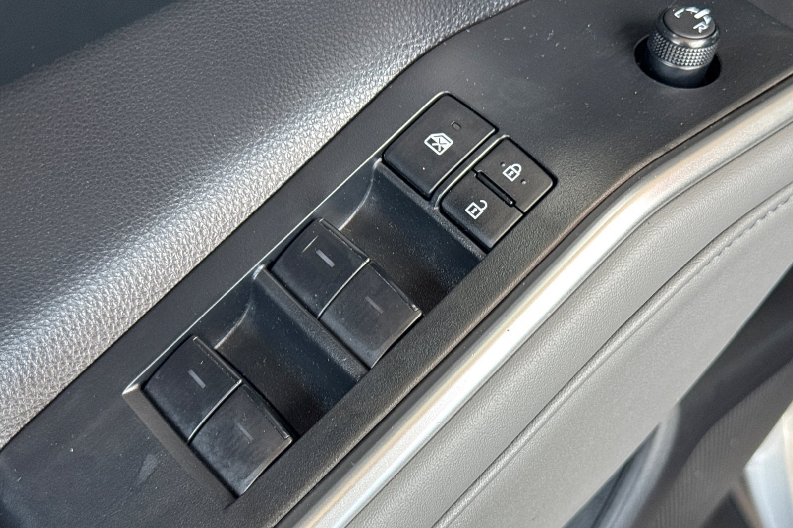Used 2022 Toyota Highlander XLE AWD/4WD image 13