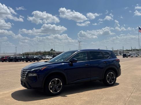 Used 2025 Nissan Rogue SV FWD image 11
