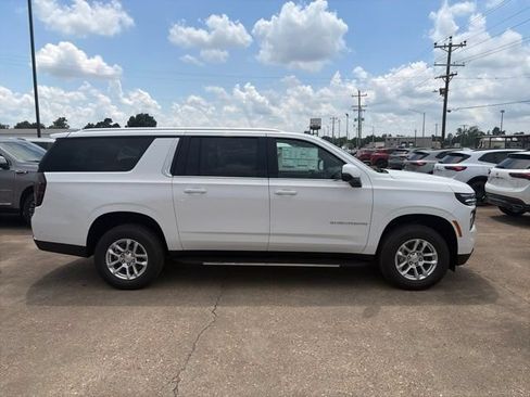 New 2026 Chevrolet Suburban LT w/ Comfort Package AWD/4WD image 7