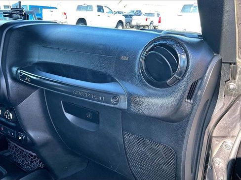 Used 2017 Jeep Wrangler Unlimited Sahara image 13