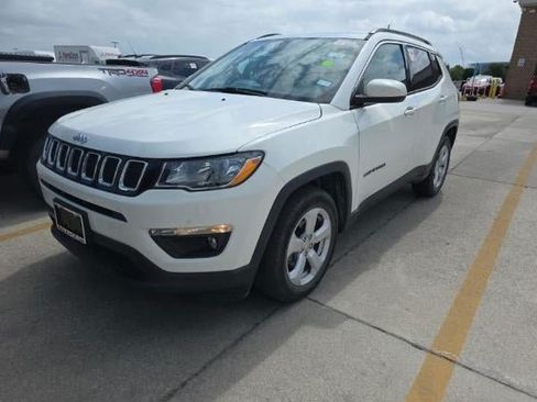 Used 2018 Jeep Compass Latitude FWD image 2