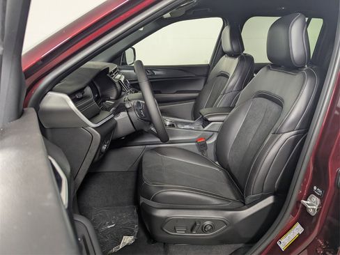 New 2025 Jeep Grand Cherokee Altitude image 12