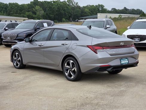 Used 2023 Hyundai Elantra SEL w/ Convenience Package FWD image 4