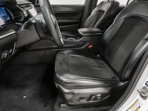 Used 2024 Jeep Grand Cherokee Altitude image 11