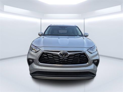 Used 2024 Toyota Highlander Platinum image 8