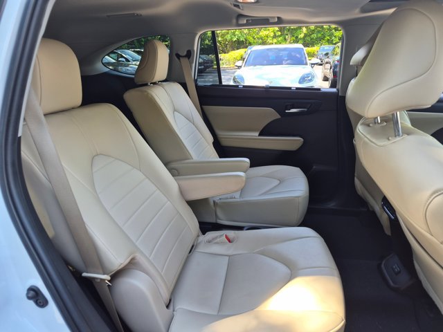 Used 2022 Toyota Highlander XLE FWD image 13