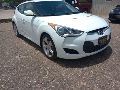 Used 2015 Hyundai Veloster FWD image 1