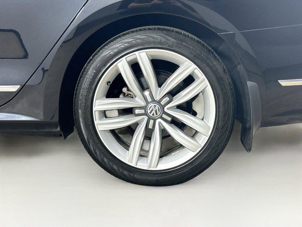 Used 2017 Volkswagen Passat 1.8T SEL Premium FWD image 32