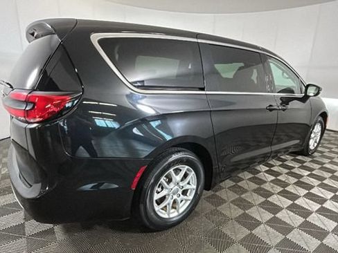 Used 2023 Chrysler Pacifica Touring-L FWD image 2
