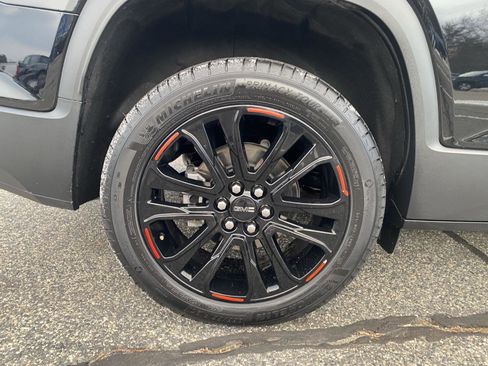 Used 2023 GMC Acadia SLT w/ Elevation Edition image 9