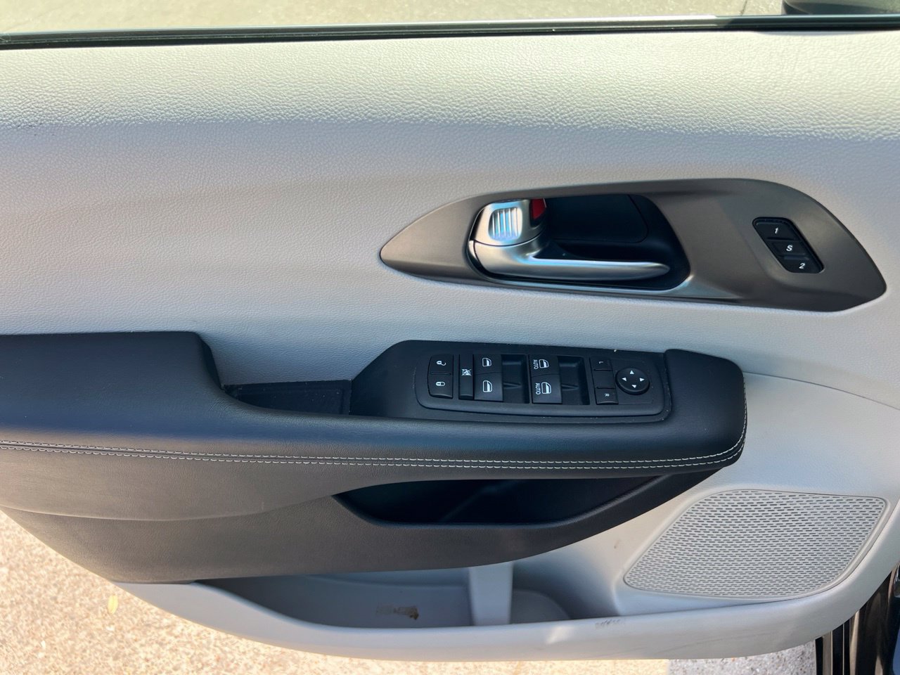 Used 2023 Chrysler Pacifica Touring-L FWD image 11