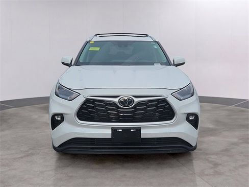 Used 2023 Toyota Highlander XLE image 2