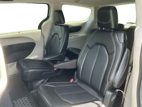 Used 2024 Chrysler Pacifica Touring-L FWD image 13