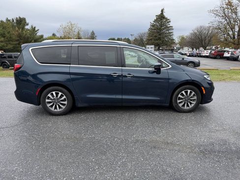 Used 2021 Chrysler Pacifica Touring-L FWD image 6