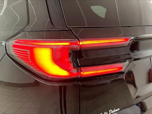 Used 2025 GMC Acadia Elevation image 23