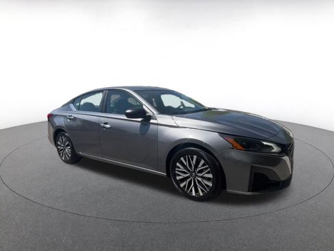 Used 2025 Nissan Altima 2.5 SV FWD image 2