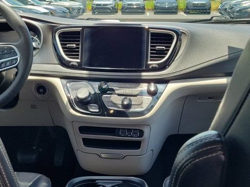 Used 2024 Chrysler Pacifica Limited FWD image 5