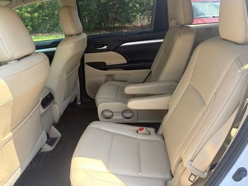 Used 2019 Toyota Highlander XLE AWD/4WD image 16