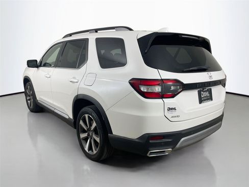 Used 2024 Honda Pilot Touring image 10