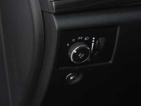 Used 2019 Jeep Grand Cherokee Altitude AWD/4WD image 12