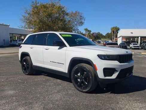 Used 2023 Jeep Grand Cherokee Altitude image 2