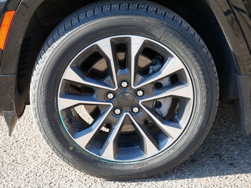 Used 2024 Jeep Grand Cherokee L Overland w/ Advanced Protech Group III image 15