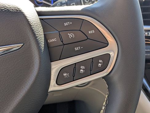 Used 2023 Chrysler Pacifica Limited image 28