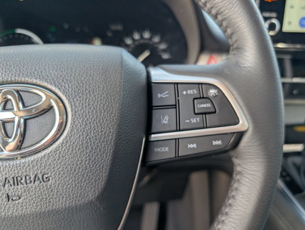 Used 2025 Toyota Sienna XLE w/ XLE Plus Package FWD image 23