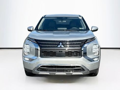 Used 2022 Mitsubishi Outlander SE image 2