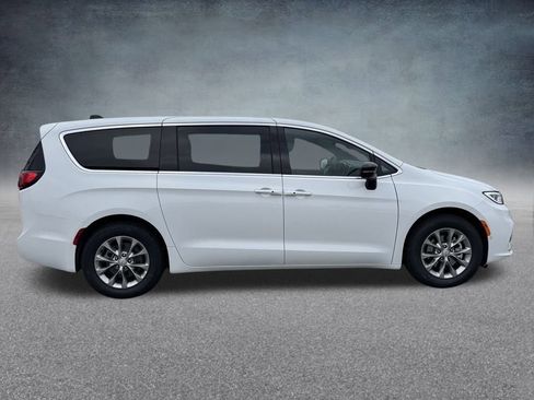 New 2026 Chrysler Pacifica Limited image 4