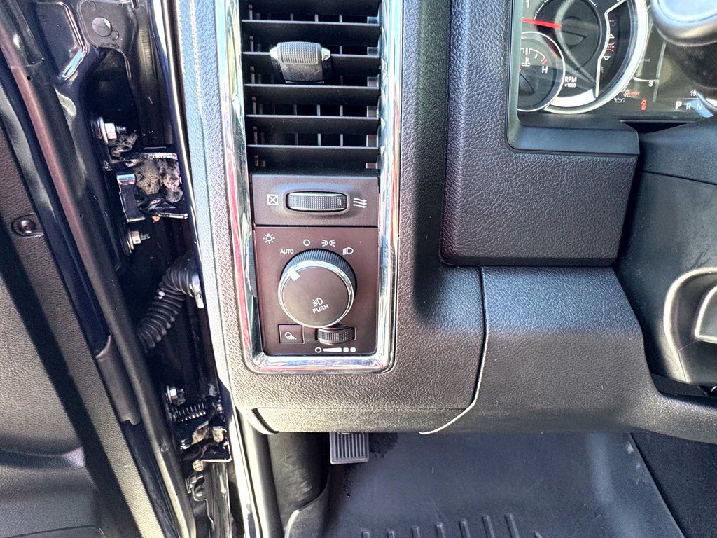 Used 2018 RAM 1500 Laramie w/ Convenience Group AWD/4WD image 30