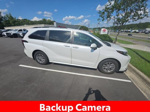 Used 2025 Toyota Sienna XLE FWD image 7