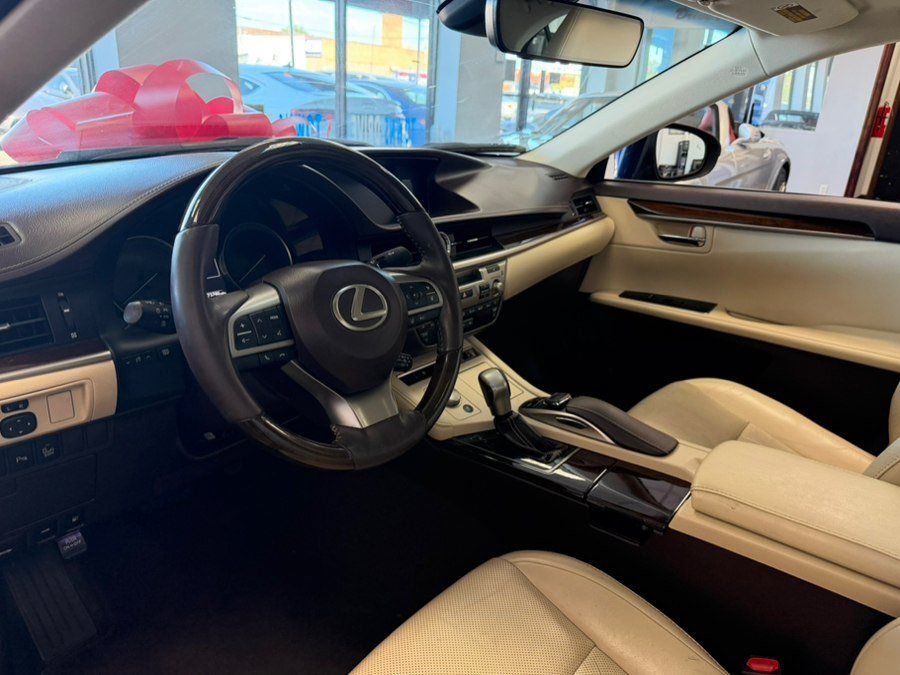 Used 2016 Lexus ES 350 w/ Luxury Package w/Wood Trim FWD image 38