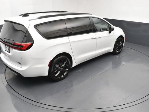 Used 2026 Chrysler Pacifica Limited w/ S Appearance Package AWD/4WD image 18