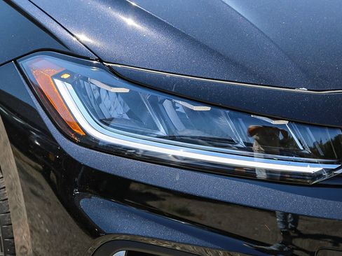 Used 2025 Volkswagen Jetta SE FWD image 4