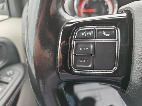 Used 2019 Dodge Grand Caravan SXT FWD image 30