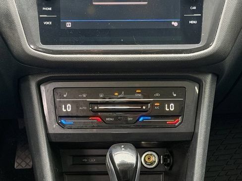 Used 2023 Volkswagen Tiguan SE w/ Panoramic Sunroof Package FWD image 18
