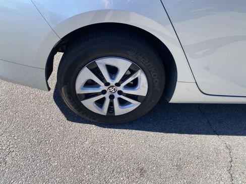Used 2016 Toyota Prius Four FWD image 5
