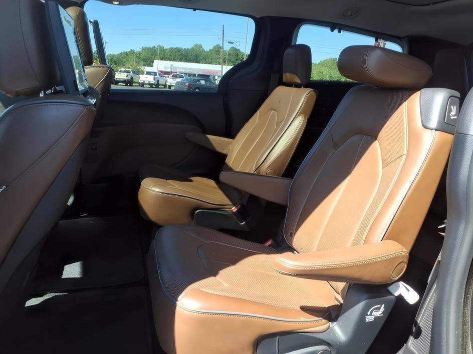 Used 2017 Chrysler Pacifica Limited FWD image 14