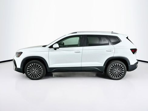 Used 2025 Volkswagen Taos SE FWD image 4
