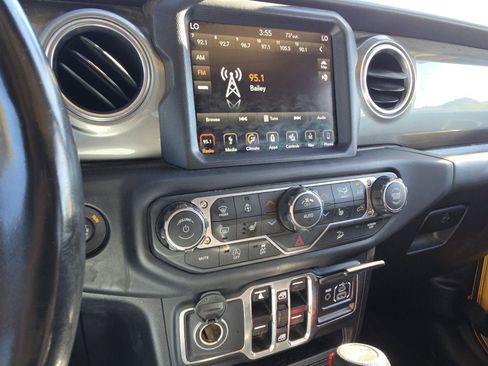 Used 2018 Jeep Wrangler Unlimited Sahara image 26