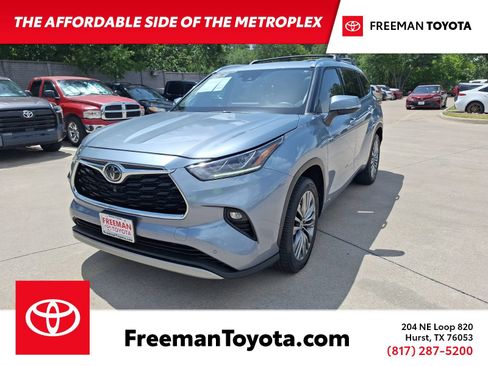 Used 2021 Toyota Highlander Platinum FWD image 1